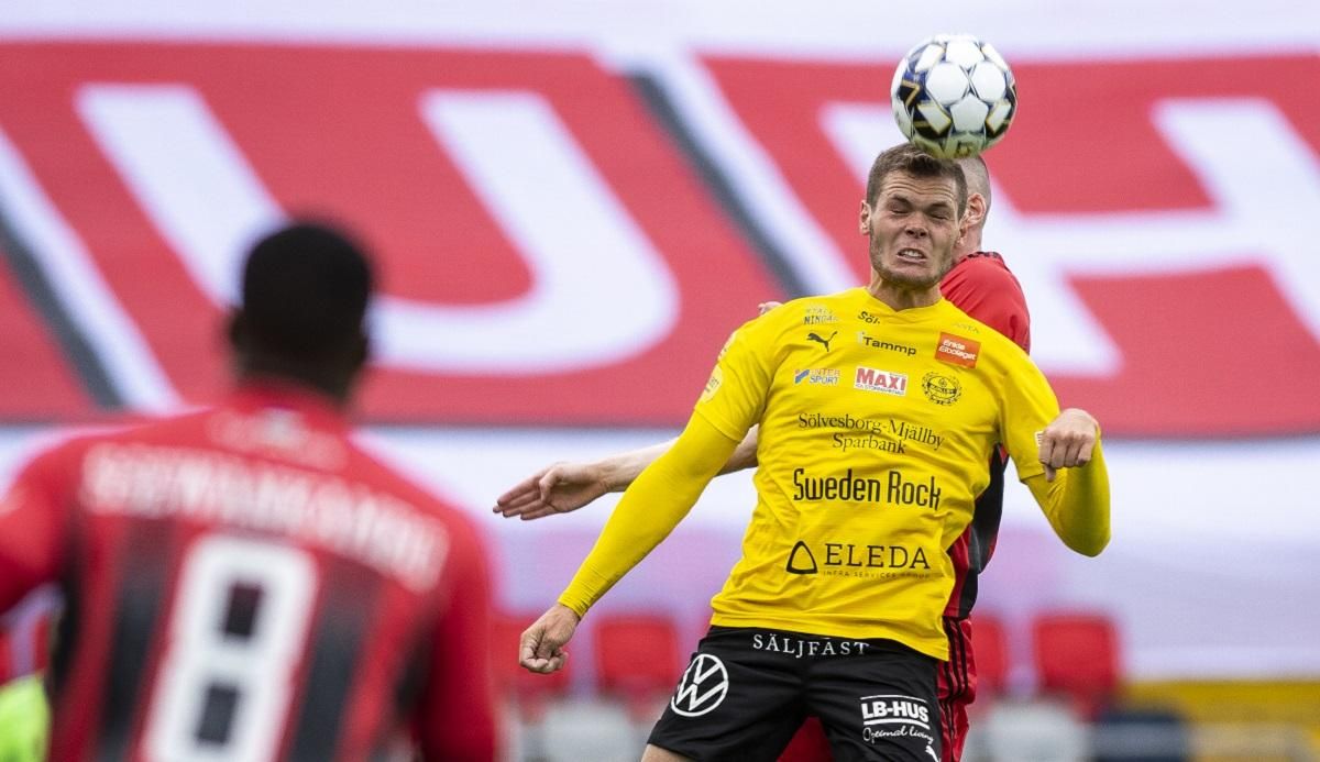 У Швеції футболіст забив гол і курйозно зігнув ворота – відео