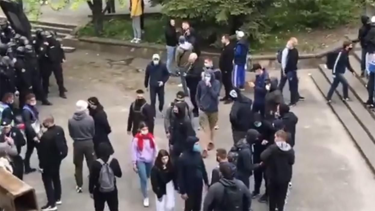 Фани Динамо побилися з поліцією перед фіналом Кубка України: відео Фани Динамо побилися з поліцією перед фіналом Кубка України: відео
