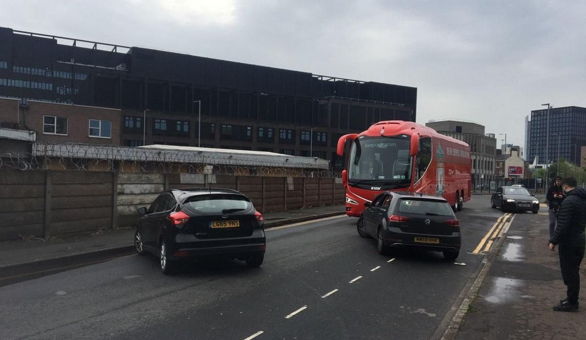 Автобус Ливерпуля заблокировали – команда Клоппа отомстила фанатам МЮ