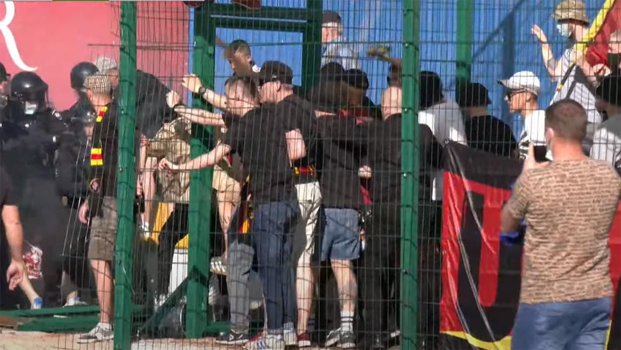 Матч Кривбасс - Металлург был прерван из-за беспорядков фанатов Матч Кривбасс - Металлург был прерван из-за беспорядков фанатов