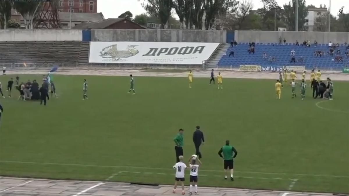 На матчі Кристал – Прикарпаттям фанат намагався напасти на арбітра На матчі Кристал – Прикарпаттям фанат намагався напасти на арбітра