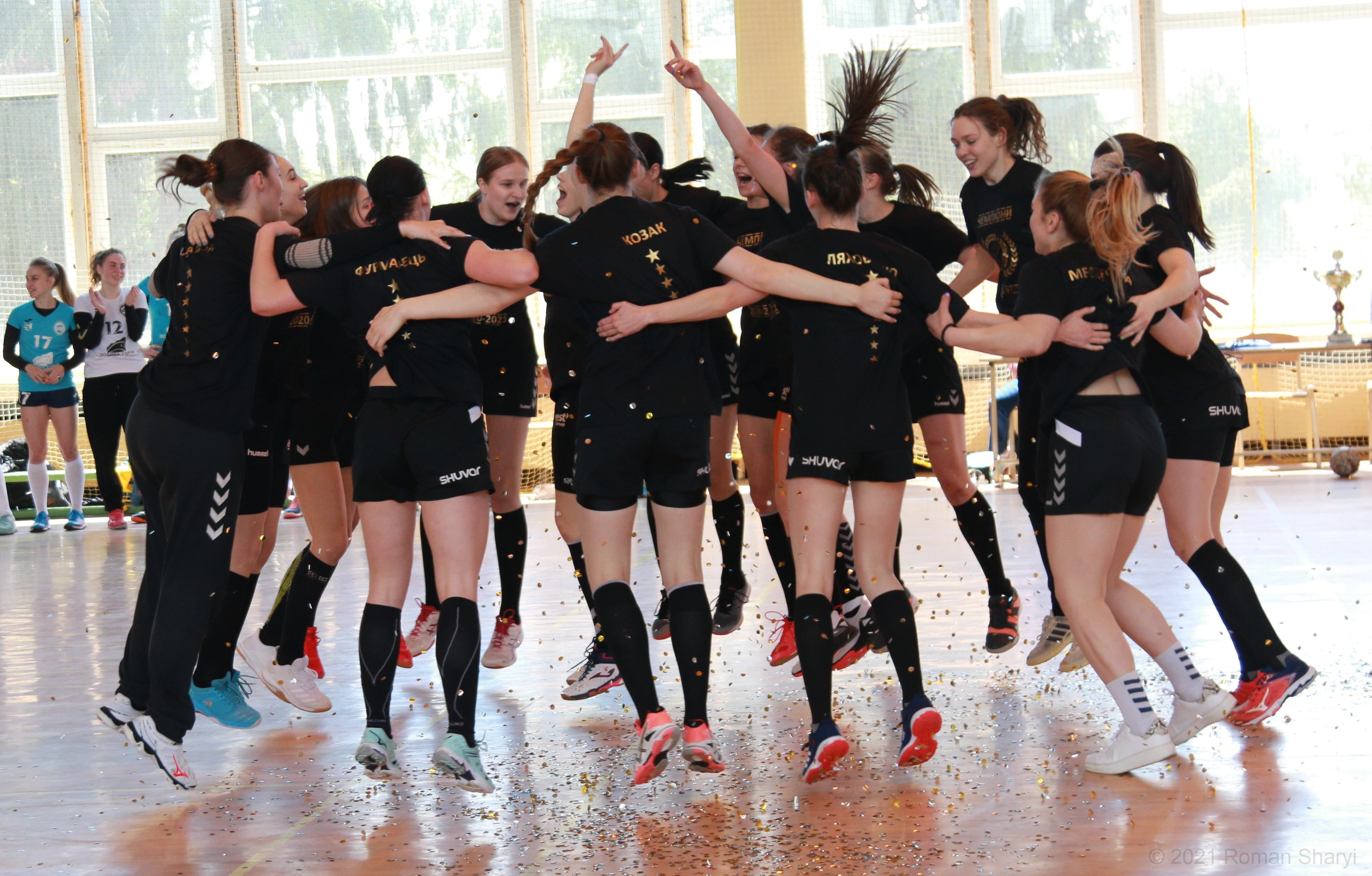 Гандболістки Галичанки відсвяткували перемогу в чемпіонаті запальним танцем після матчу: відео Гандболістки Галичанки відсвяткували перемогу в чемпіонаті запальним танцем після матчу: відео