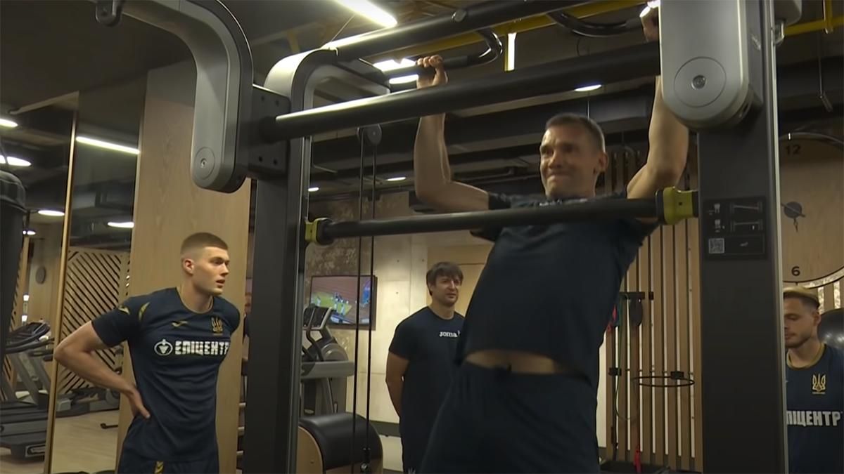 Шевченко провел Довбику и Ледневу мастер-класс по подтягиванию: видео Шевченко провел Довбику и Ледневу мастер-класс по подтягиванию: видео