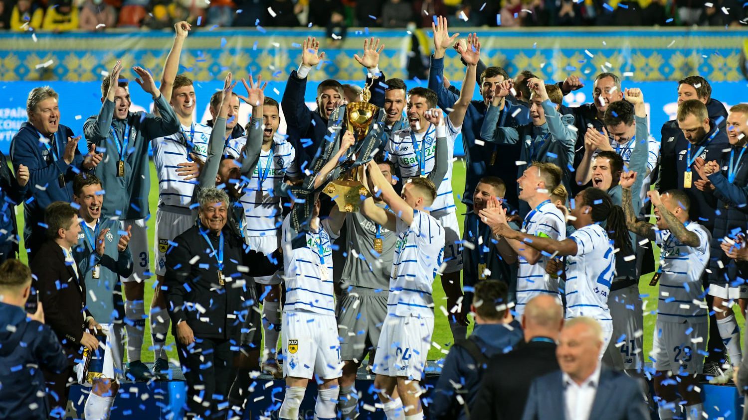 Вболівальники можуть сфотографуватися з трофеями Динамо: де і коли Вболівальники можуть сфотографуватися з трофеями Динамо: де і коли