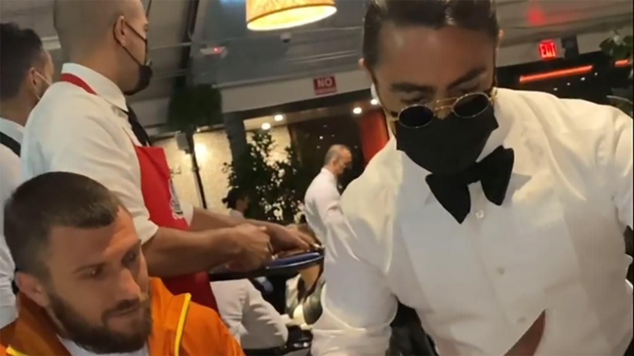 Василий Ломаченко побывал у знаменитого мем-мясника Salt Bae: видео Василий Ломаченко побывал у знаменитого мем-мясника Salt Bae: видео