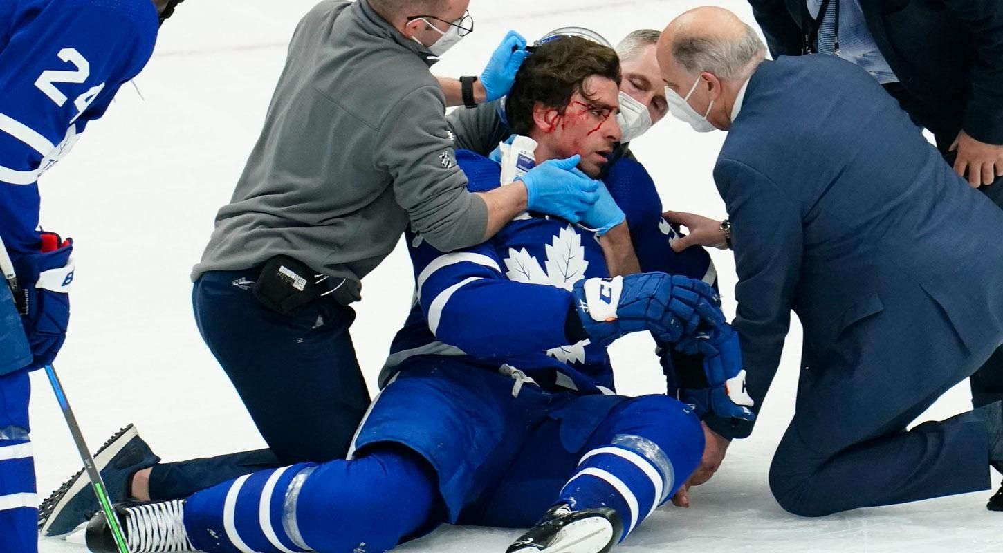 Хоккеист получил жуткую травму в матче – после удара ногой в голову оказался в нокауте: видео