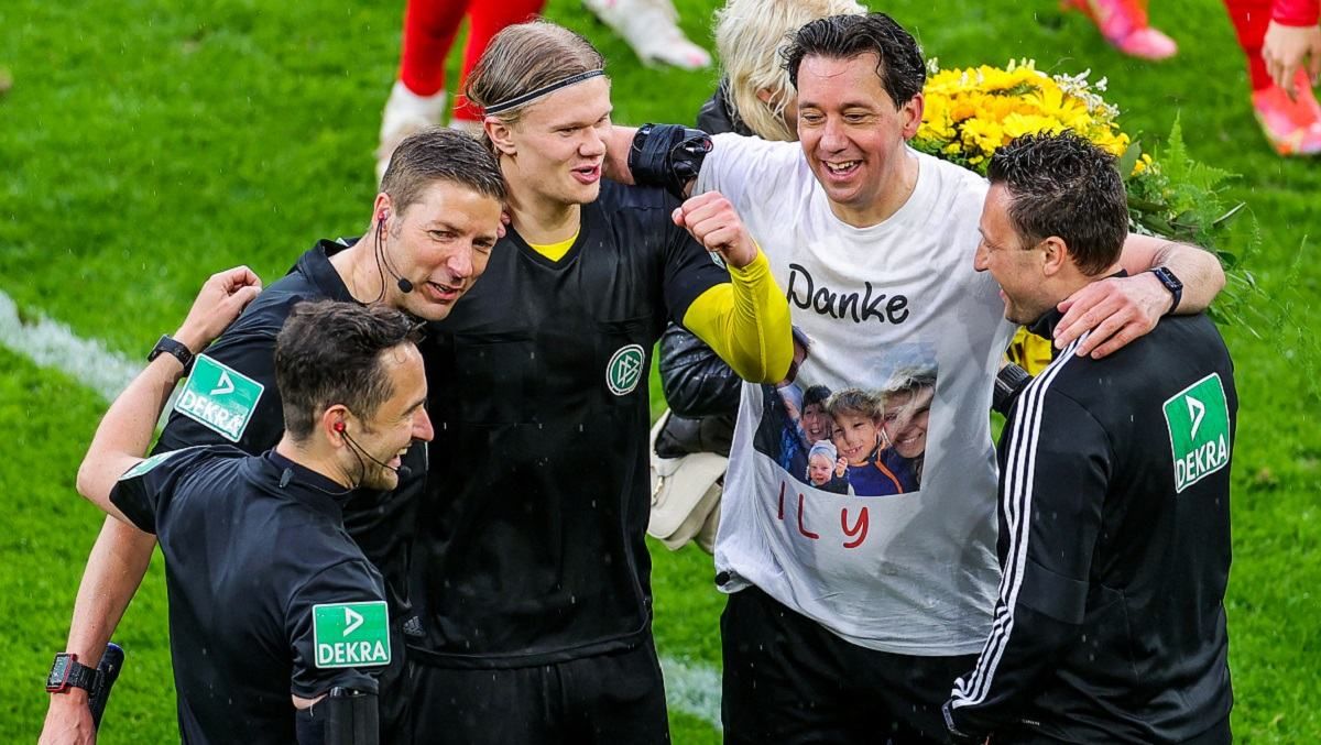 Зірковий Голанд обмінявся футболками з арбітром – фото Зірковий Голанд обмінявся футболками з арбітром – фото