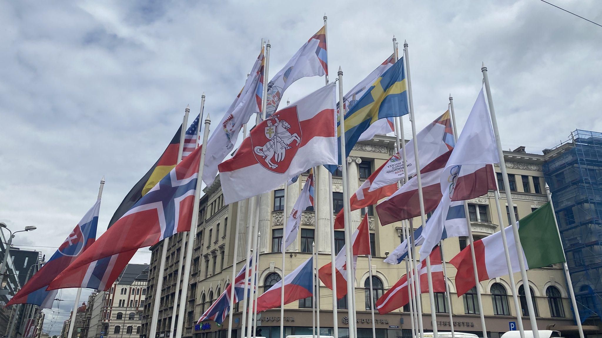 На чемпионате мира по хоккею флаг Беларуси заменили флагом белорусской оппозиции: фото На чемпионате мира по хоккею флаг Беларуси заменили флагом белорусской оппозиции: фото