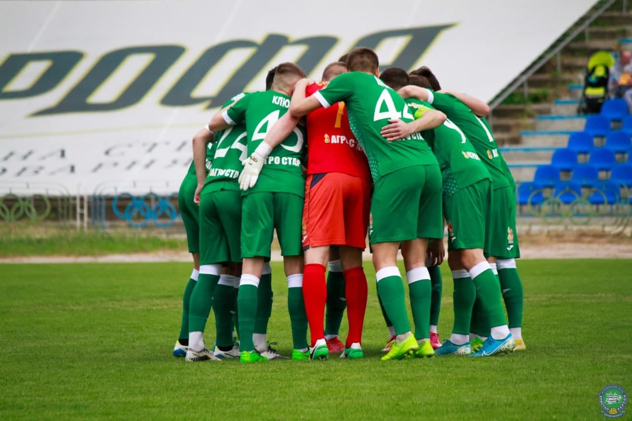 Матч Першої ліги був перерваний через фанатів на полі: відео інциденту Матч Першої ліги був перерваний через фанатів на полі: відео інциденту