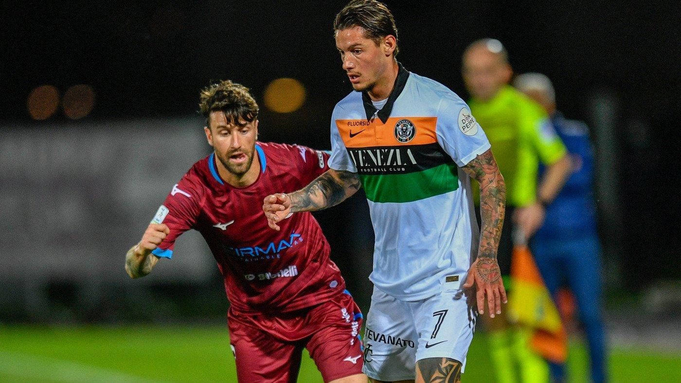 Венеция в меньшинстве вырвала ничью и впервые за 19 лет вернулась в Серию А Венеция в меньшинстве вырвала ничью и впервые за 19 лет вернулась в Серию А