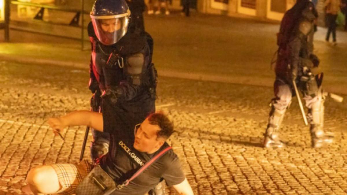 Фанаты МанСити и Челси устроили драку с полицией накануне финала Лиги чемпионов: видео Фанаты МанСити и Челси устроили драку с полицией накануне финала Лиги чемпионов: видео