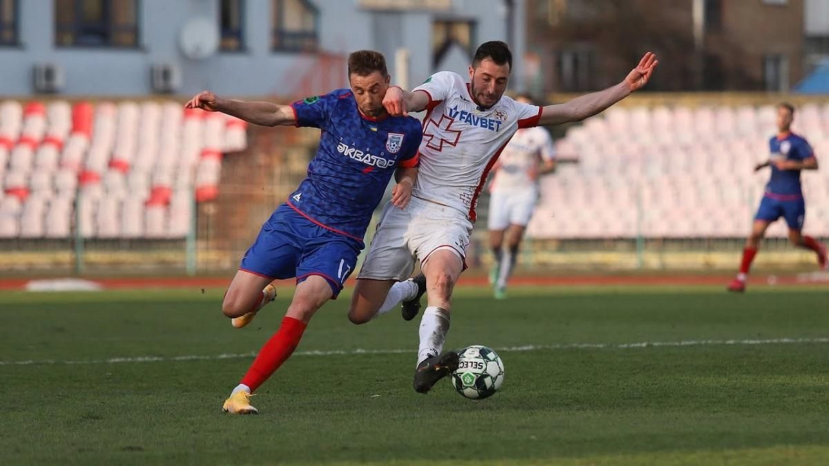 Гравець Волині навмисно коліном влетів у спину супернику – відео Гравець Волині навмисно коліном влетів у спину супернику – відео