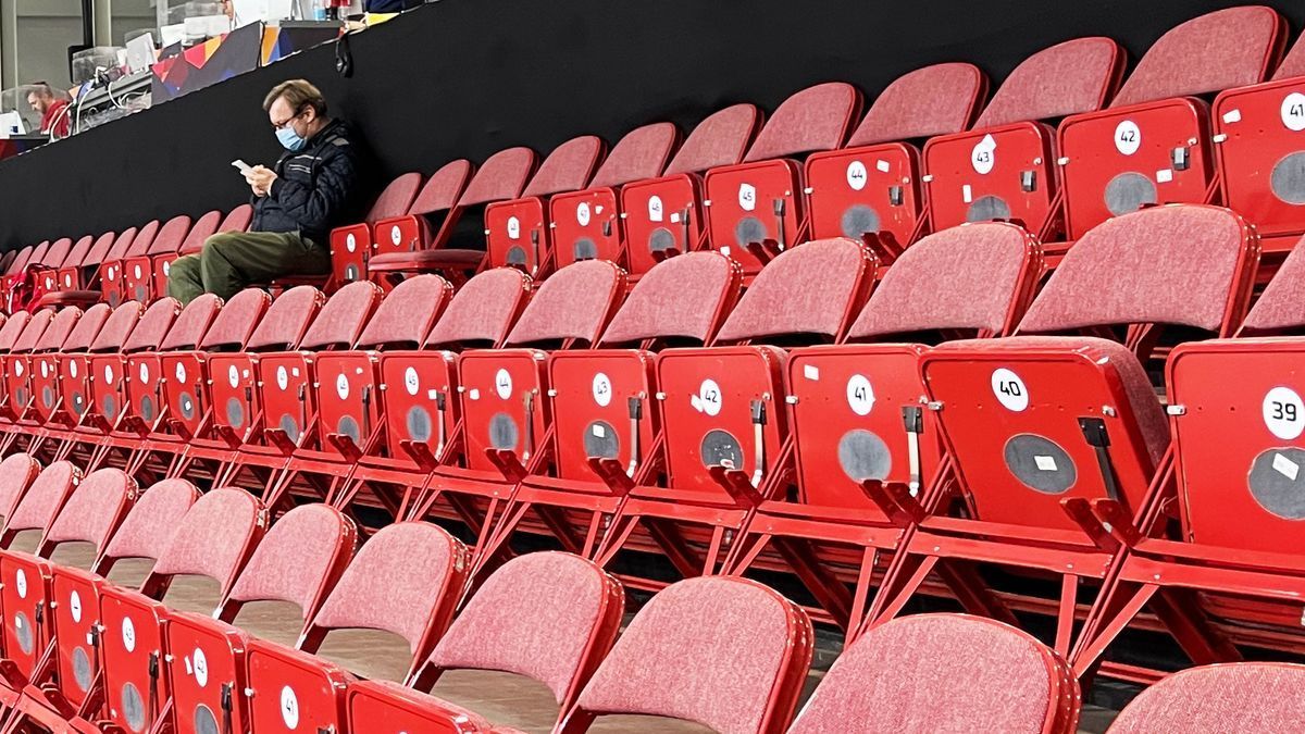 На хокейний матч Росія – Білорусь в Латвії прийшов один уболівальник На хокейний матч Росія – Білорусь в Латвії прийшов один уболівальник