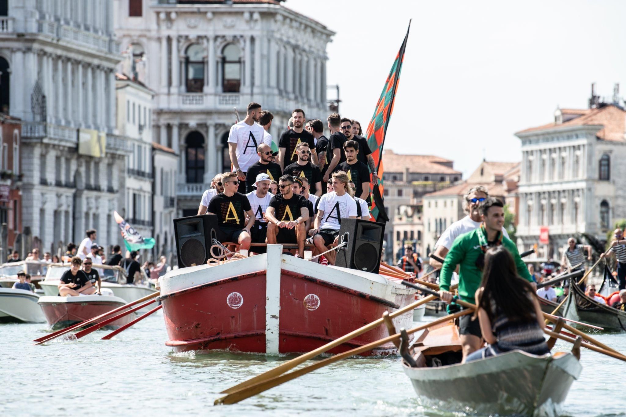 Гравці Венеції святкують вихід до Серії А