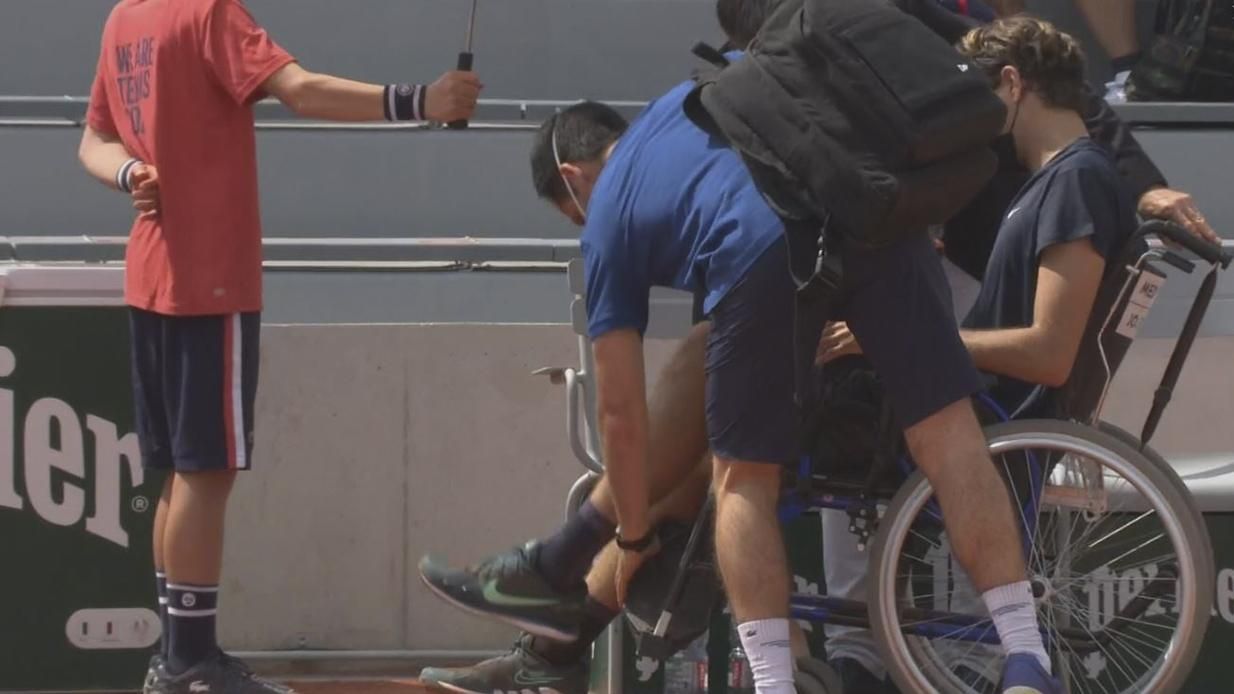 Американского теннисиста увезли на коляске с корта на Ролан Гаррос
