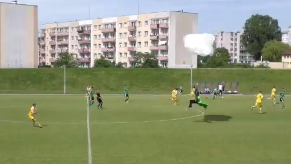В Польше парашютист приземлился на футбольное поле: видео