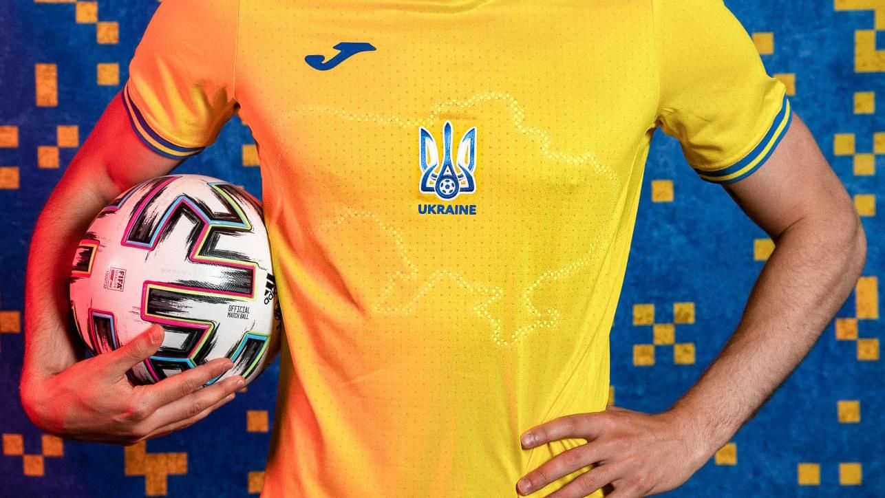 Сборная Украины подарила свою новую форму с автографами футболистов Посольству США