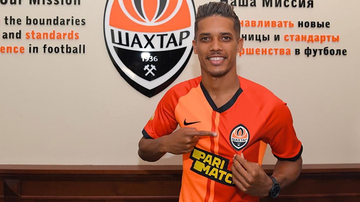 Шахтер официально подписал полузащитника Бенфики за 18 миллионов евро Шахтер официально подписал полузащитника Бенфики за 18 миллионов евро