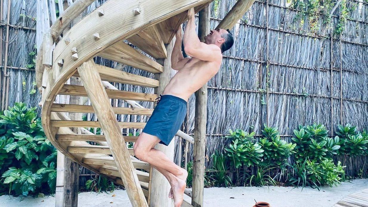 Владимир Кличко показал подтягивание на лестнице - видео Владимир Кличко показал подтягивание на лестнице - видео