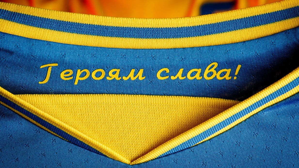 УЄФА зобов'язав Україну прибрати з форми Героям слава