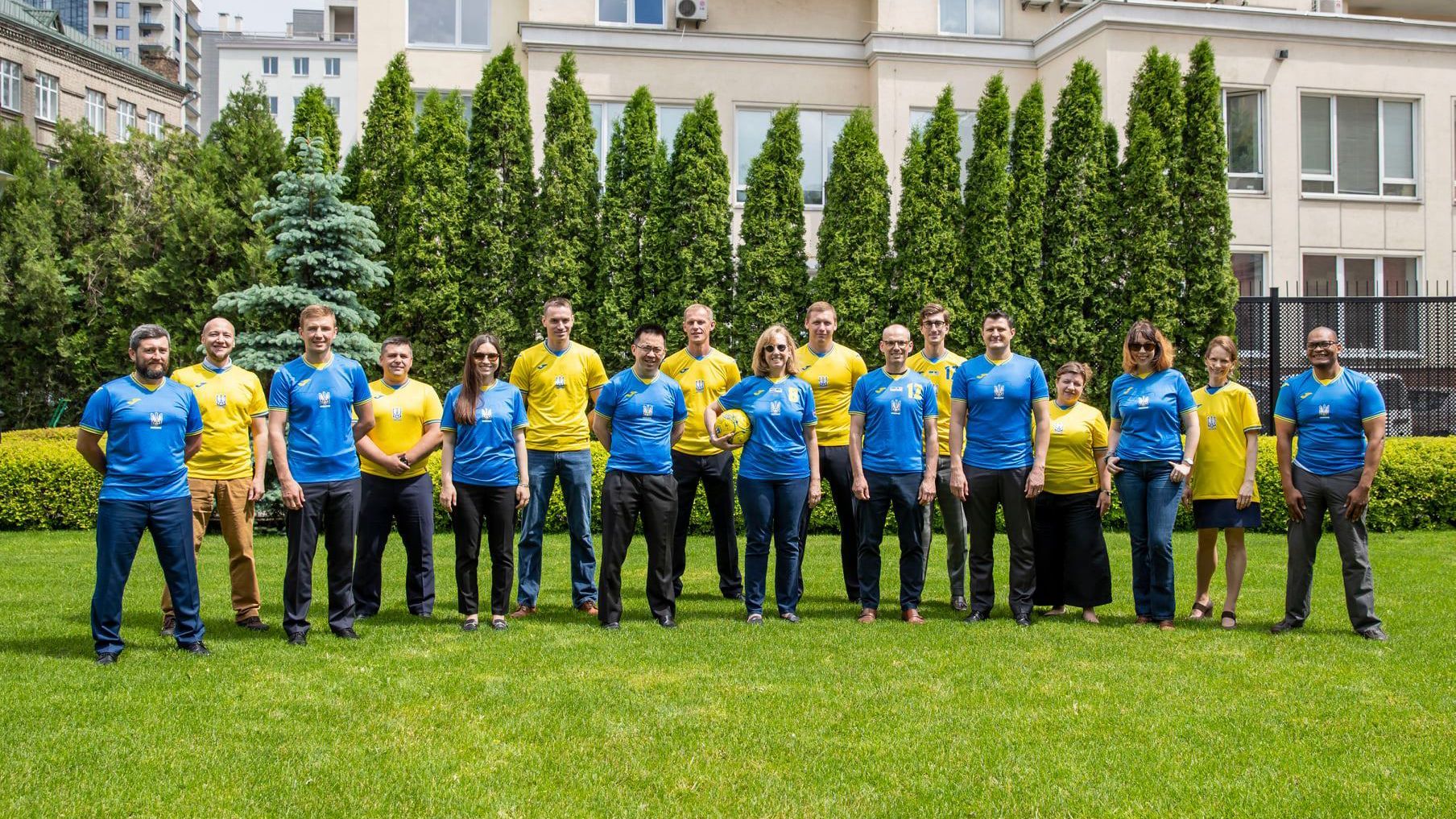 Працівники Посольства США в Україні у формі збірної України