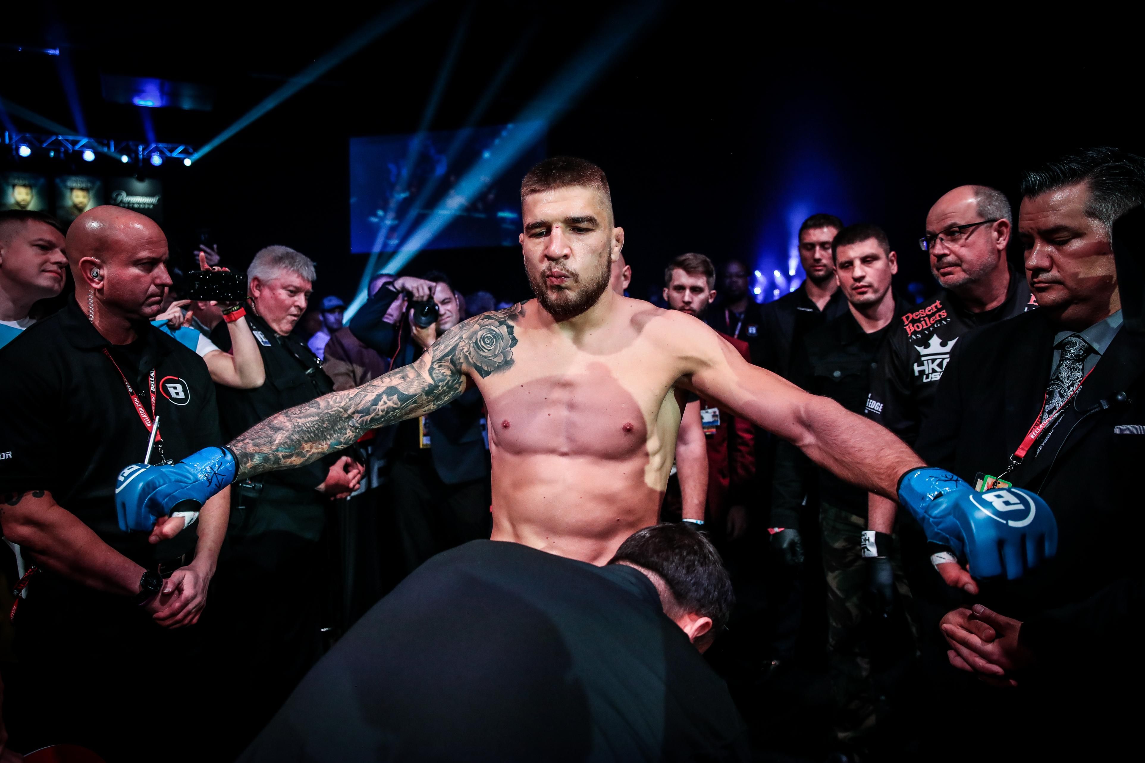 Українець Ярослав Амосов став першим чемпіоном MMA