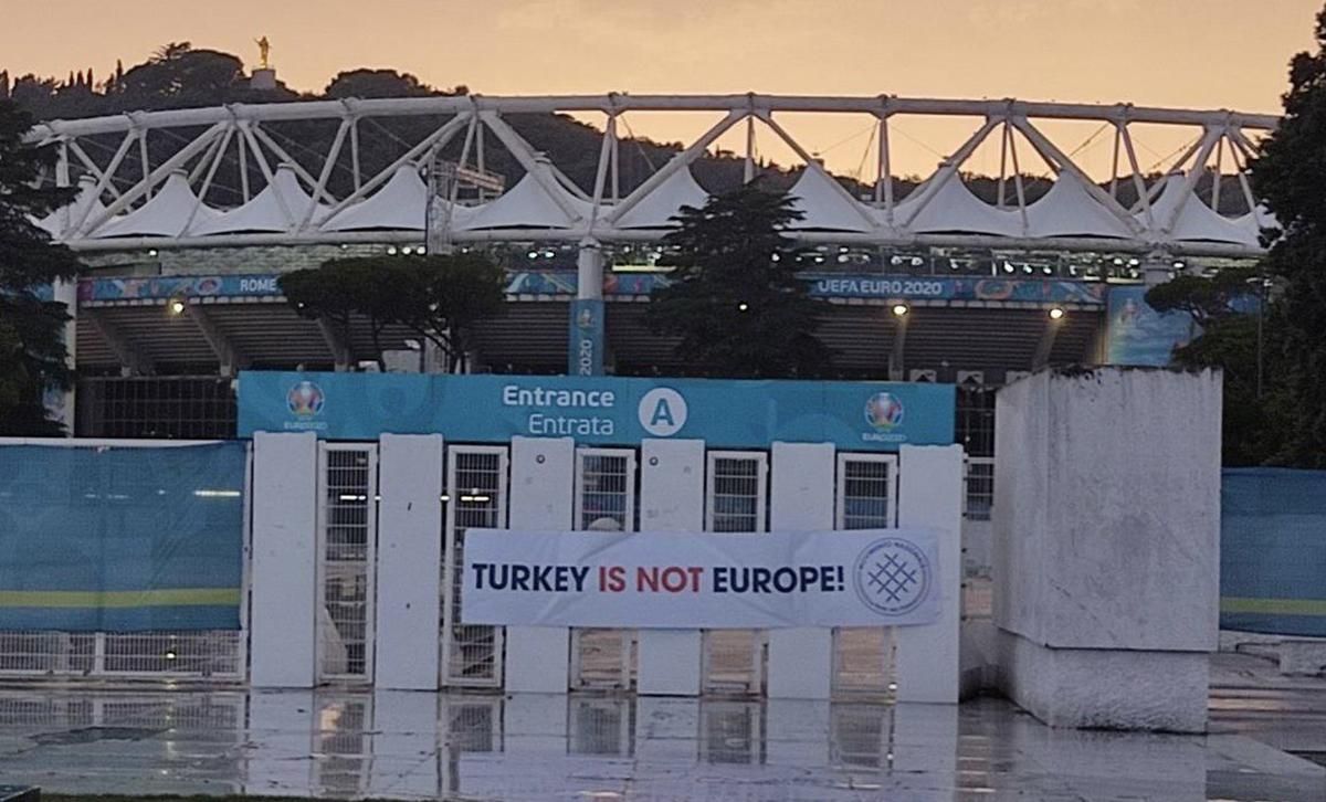 Італійські провокатори спричинили новий скандал на Євро-2020 Італійські провокатори спричинили новий скандал на Євро-2020