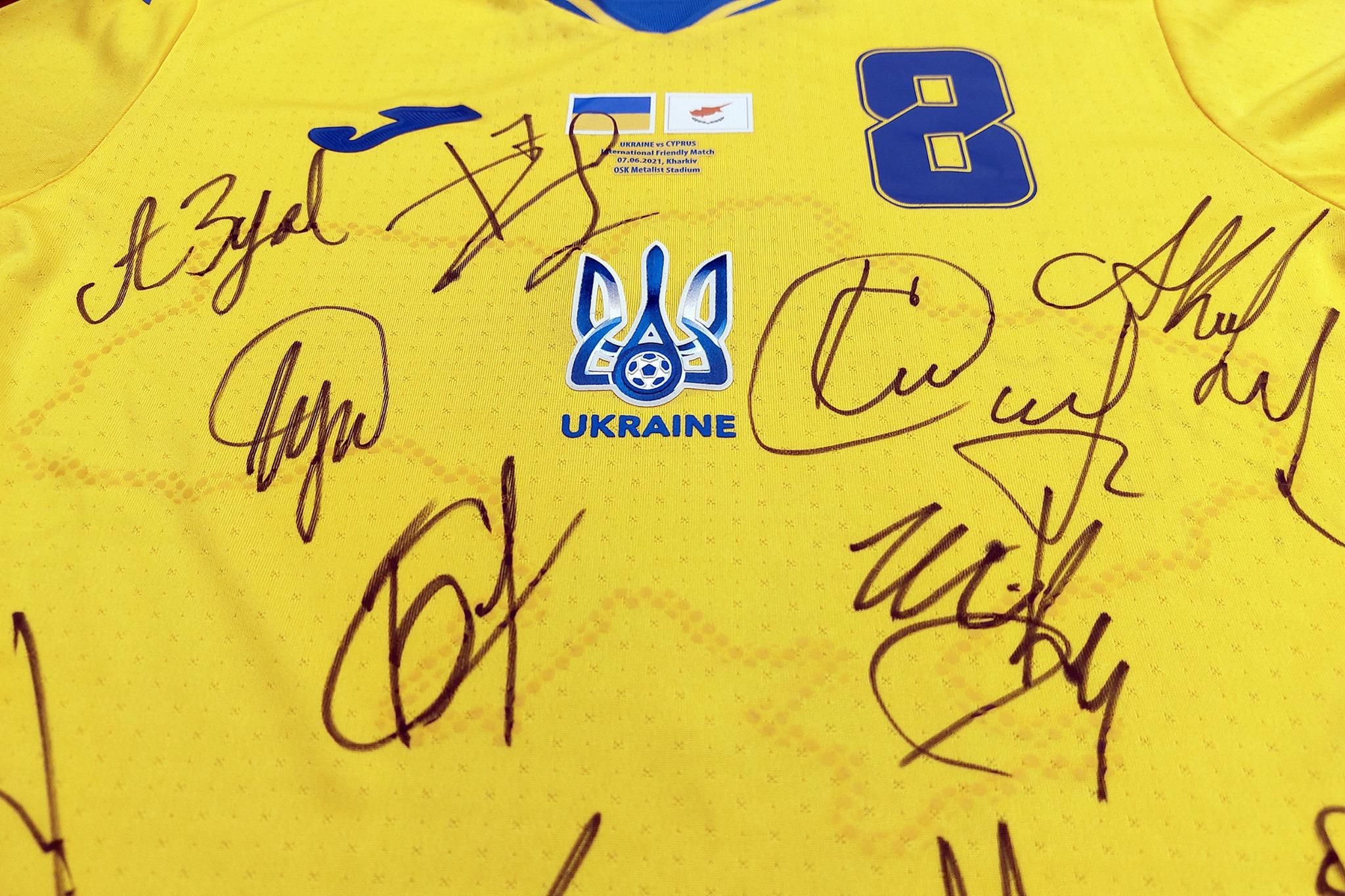 Футболку сборной Украины с автографами игроков выставили на аукцион для спасения малыша