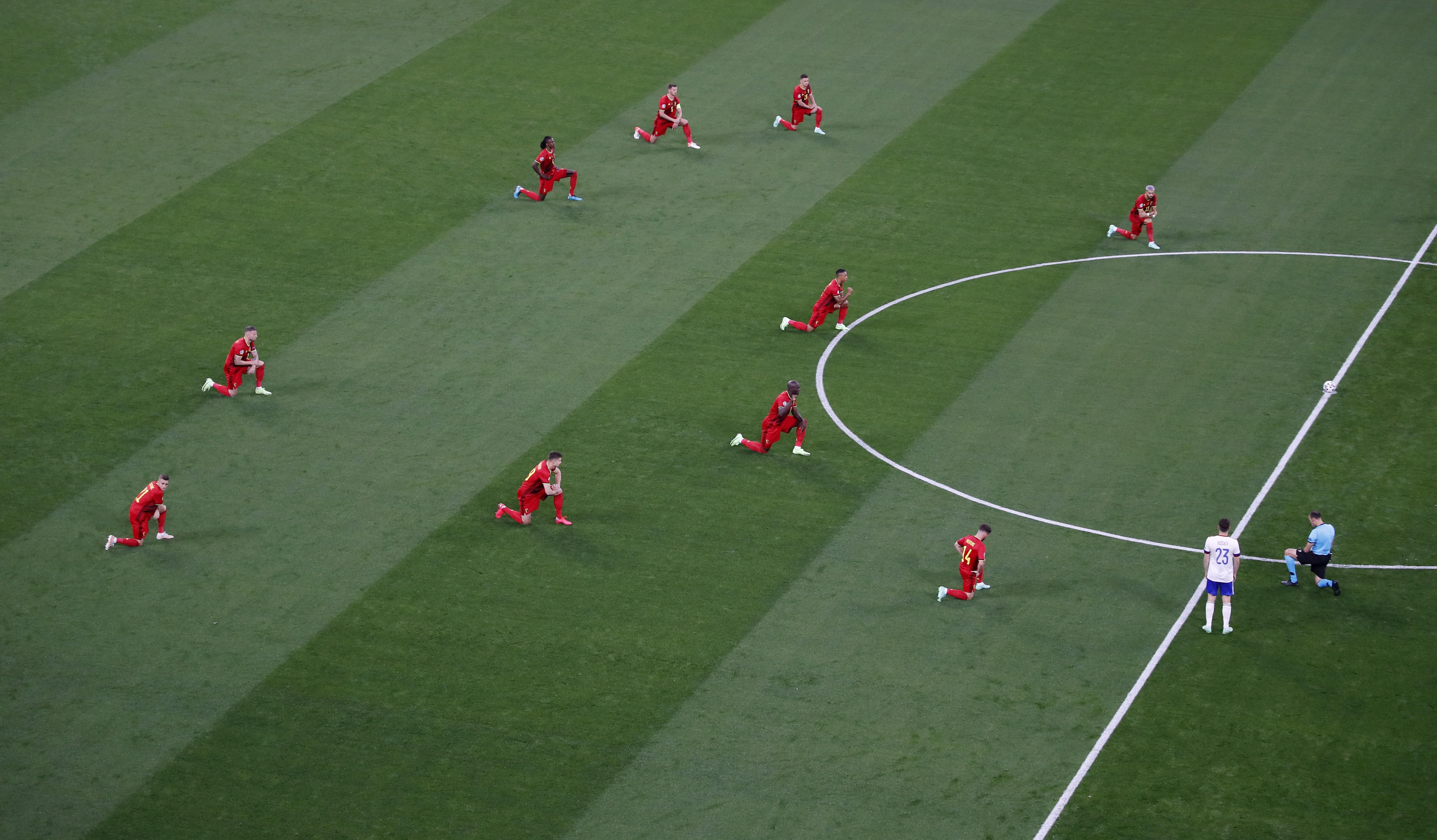 Росія відмовилася ставати на коліно перед матчем Євро-2020 на підтримку BLM: фото Росія відмовилася ставати на коліно перед матчем Євро-2020 на підтримку BLM: фото