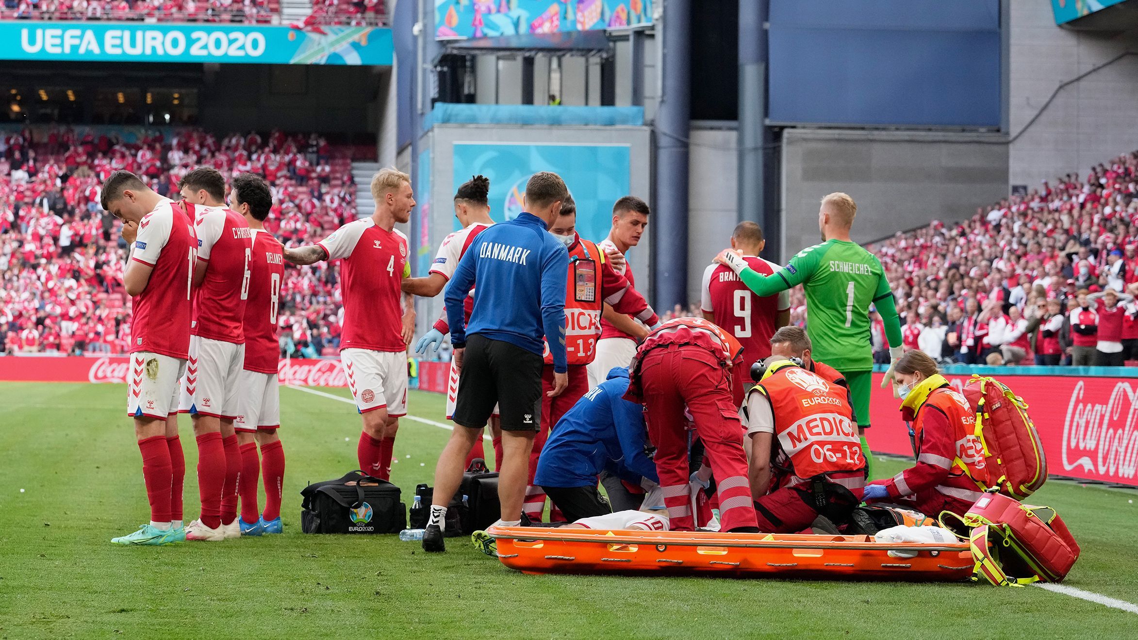 Эриксен потерял сознание во время матча Евро-2020: как сейчас чувствует себя датский футболист