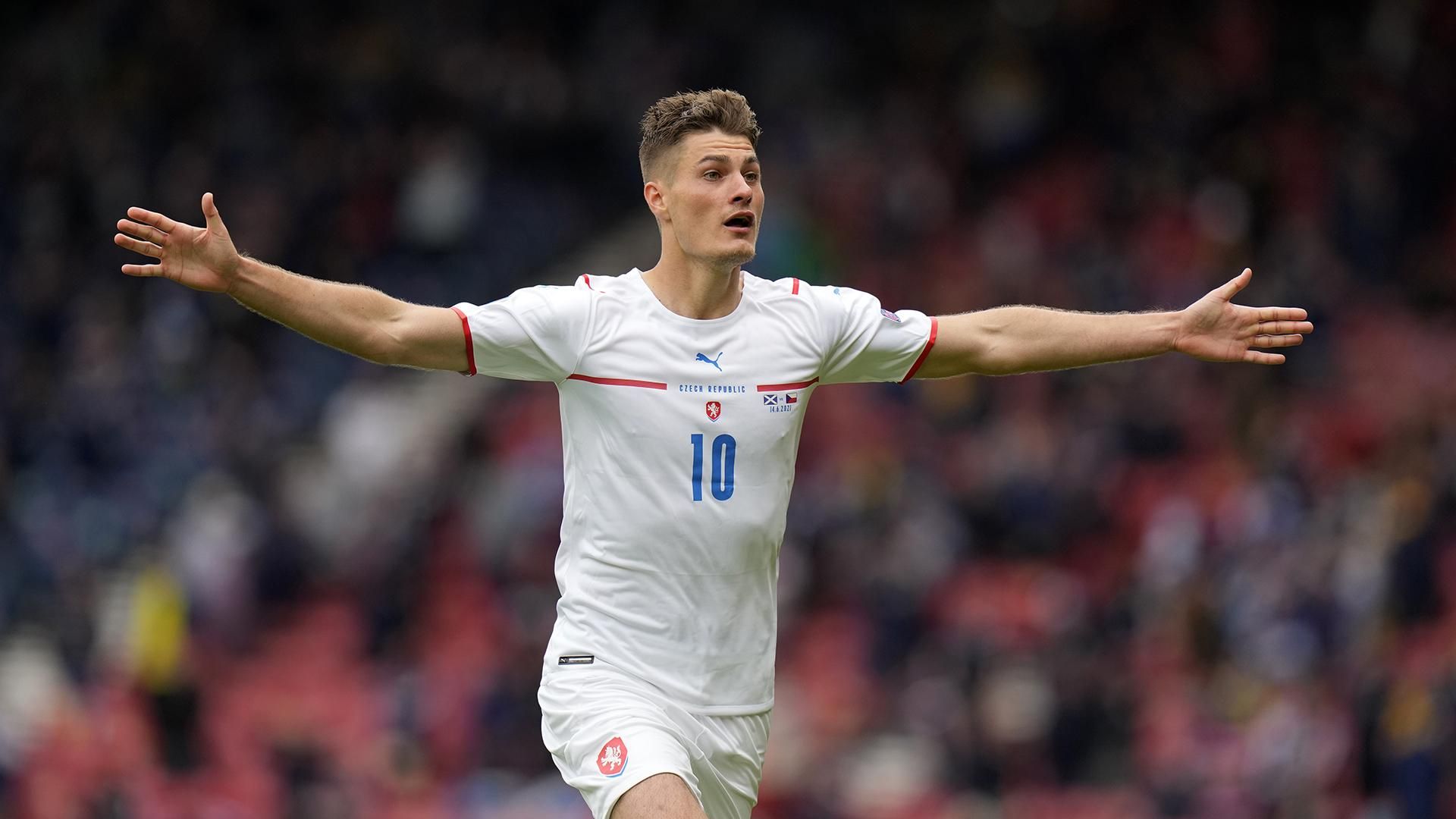 Патрик Шык забил Шотландии с центра поля - видео Патрик Шык забил Шотландии с центра поля - видео