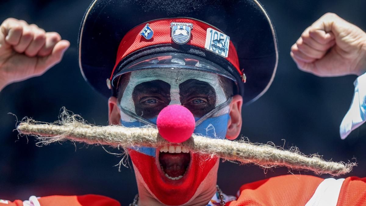 Российские фаны устроили цирк во время матча с финнами фото