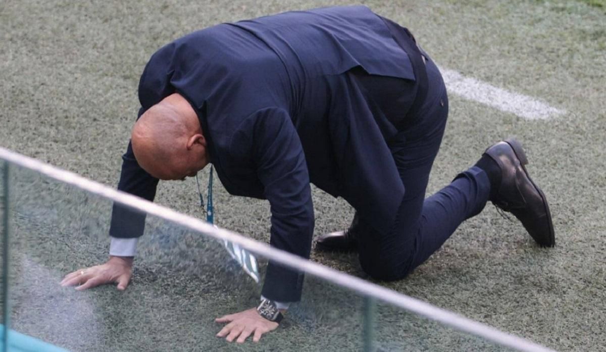 Тренер сборной России курьезно упал после гола на Евро-2020 – видео Тренер сборной России курьезно упал после гола на Евро-2020 – видео