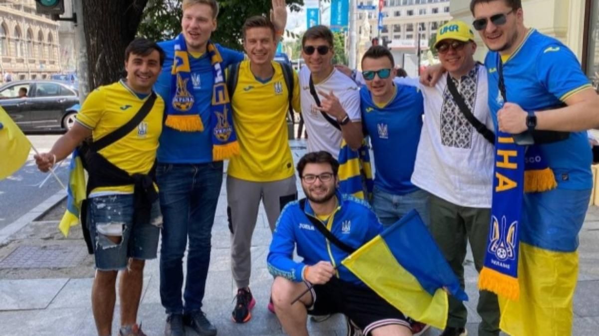 Українські вболівальники заполонили вулиці Бухареста перед матчем