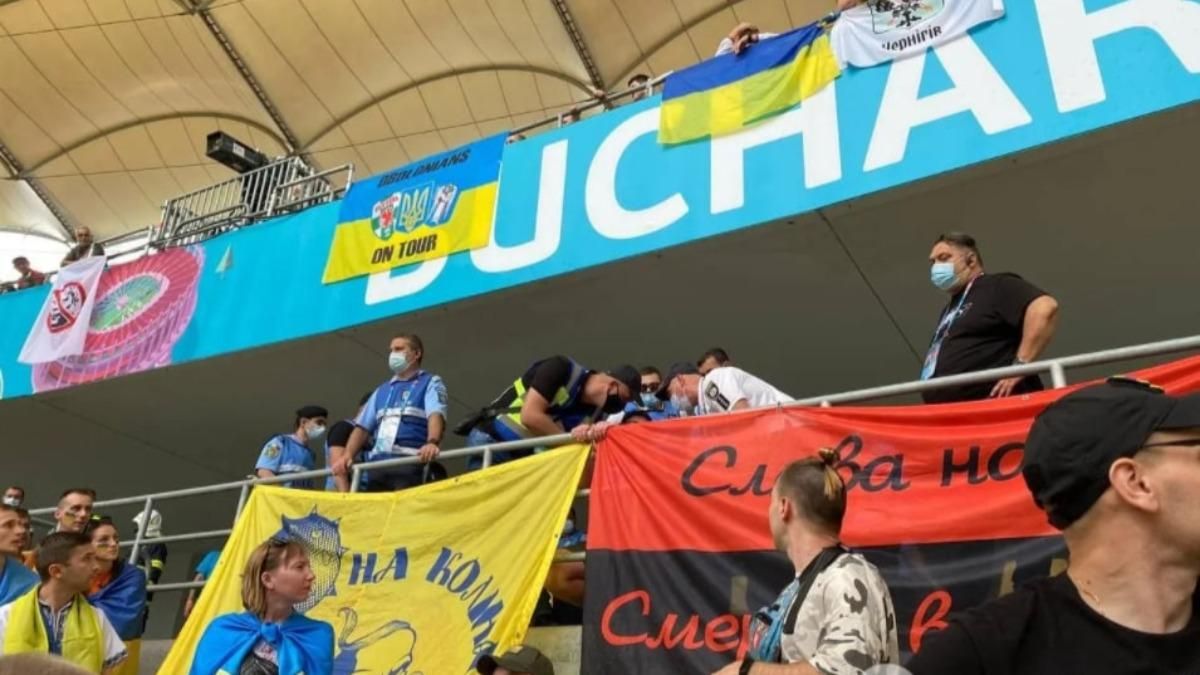 Украинский в заставили убрать флаг с лозунгами Слава нации