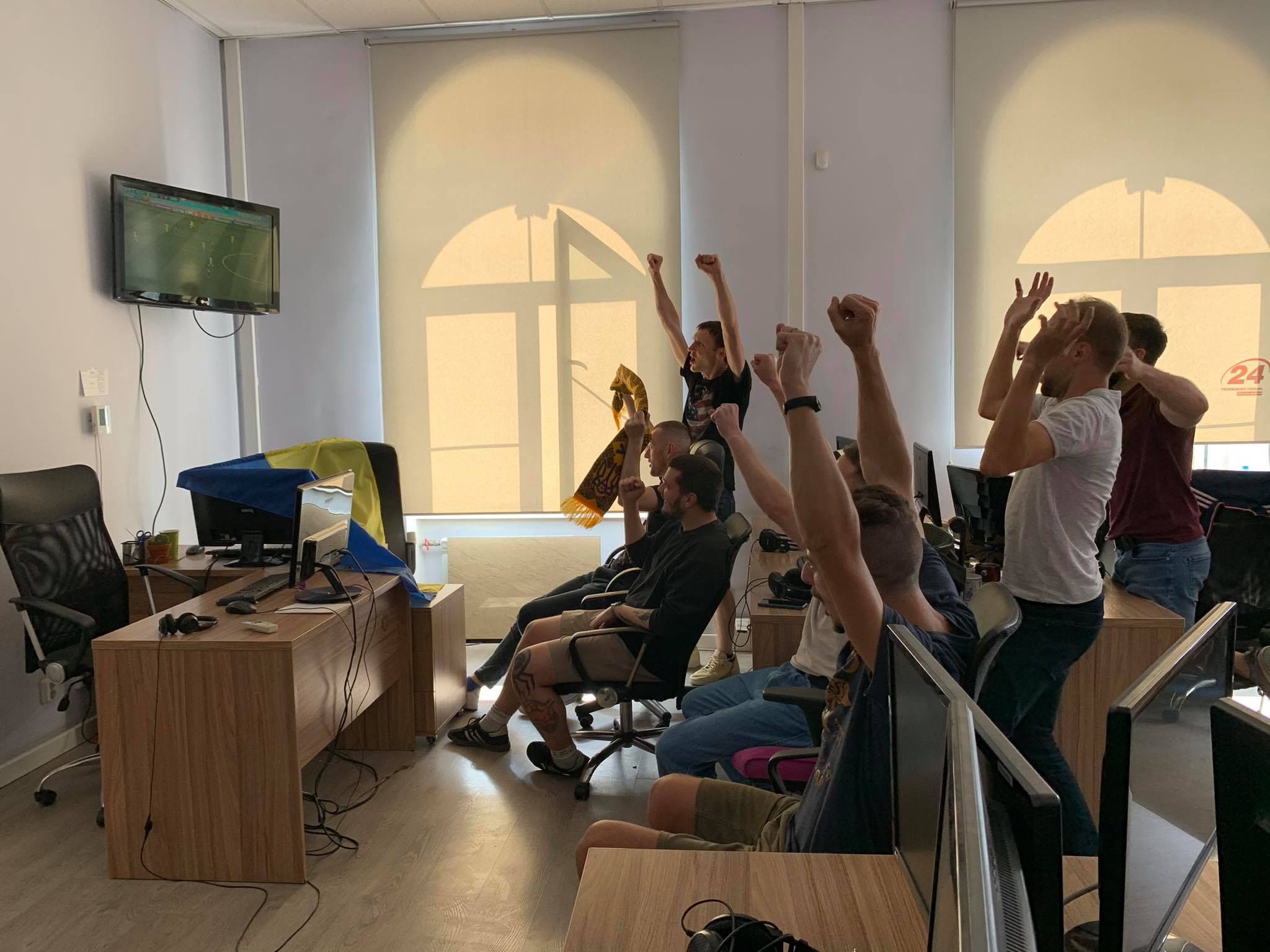 Как журналисты 24 канала болеют за сборную на Евро-2020: фото Как журналисты 24 канала болеют за сборную на Евро-2020: фото