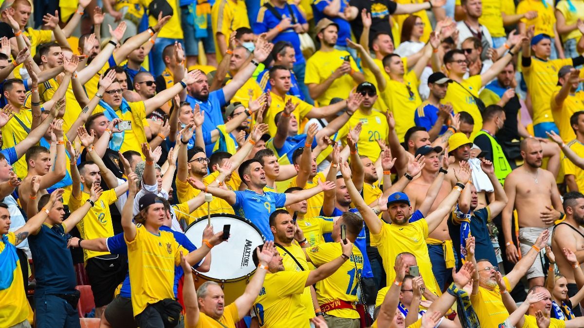 Співали Червону руту: українські фани розірвали стадіон у Бухаресті