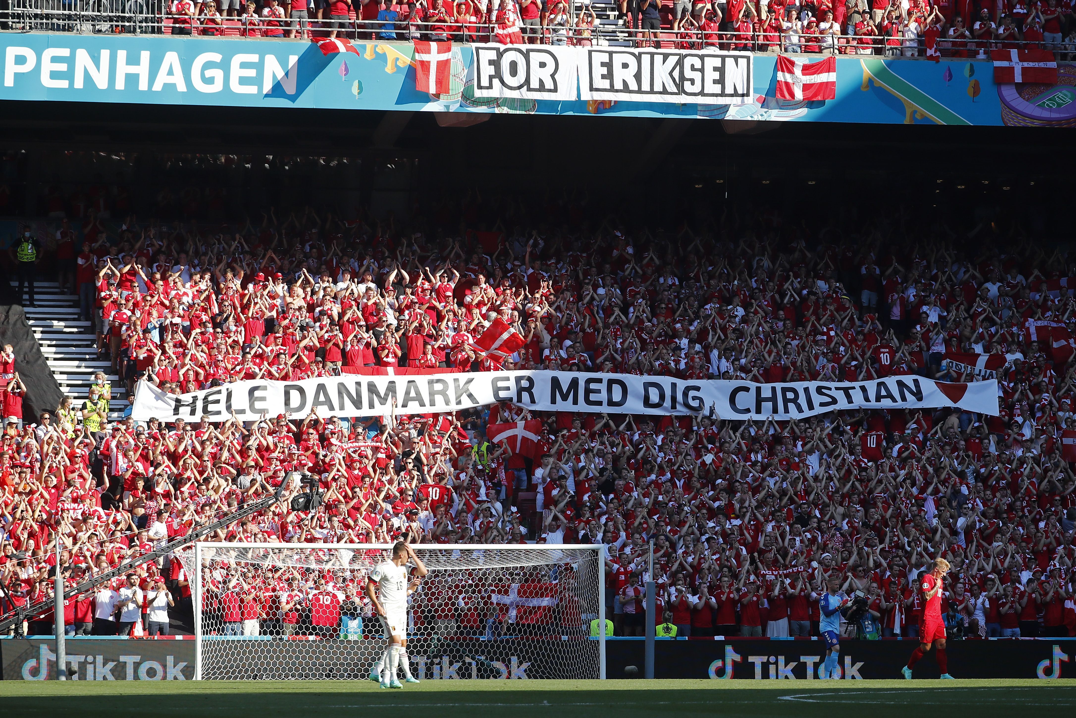 Футболисты поддержали Эриксена во время матча Евро-2020