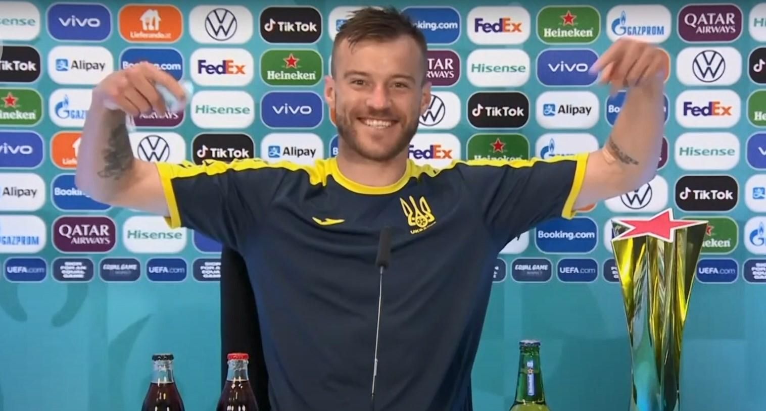 Ярмоленко на пресс-конференции Евро-2020 потролив Роналду с Coca-Cola Ярмоленко на пресс-конференции Евро-2020 потролив Роналду с Coca-Cola