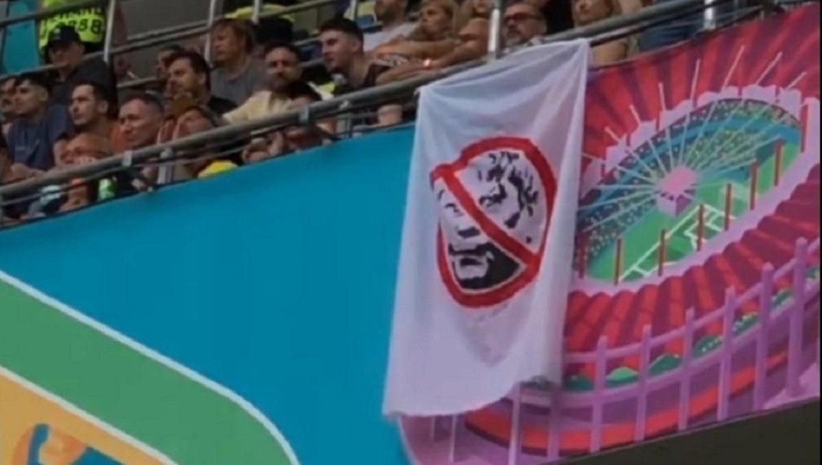 Фанаты Динамо вывесили баннер против Луческу на матче Украины – фото