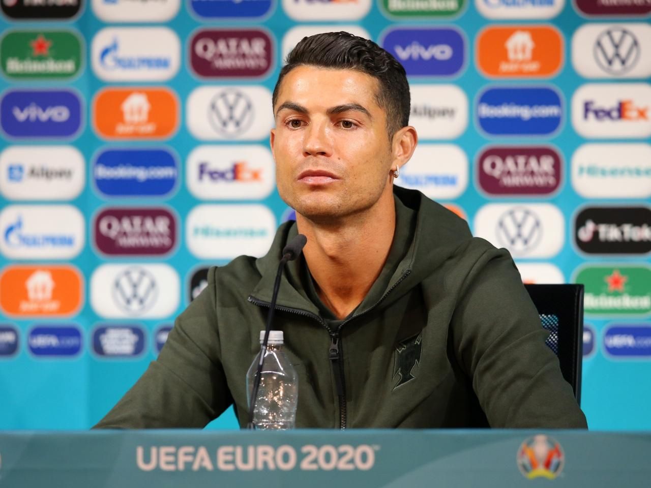 Флешмоб завершен: УЕФА запретила футболистам убирать бутылки спонсоров Флешмоб завершен: УЕФА запретила футболистам убирать бутылки спонсоров