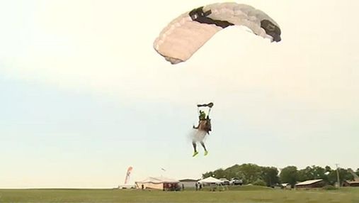 60 оголених стрибків з парашутом за 24 години: американець встановив світовий рекорд