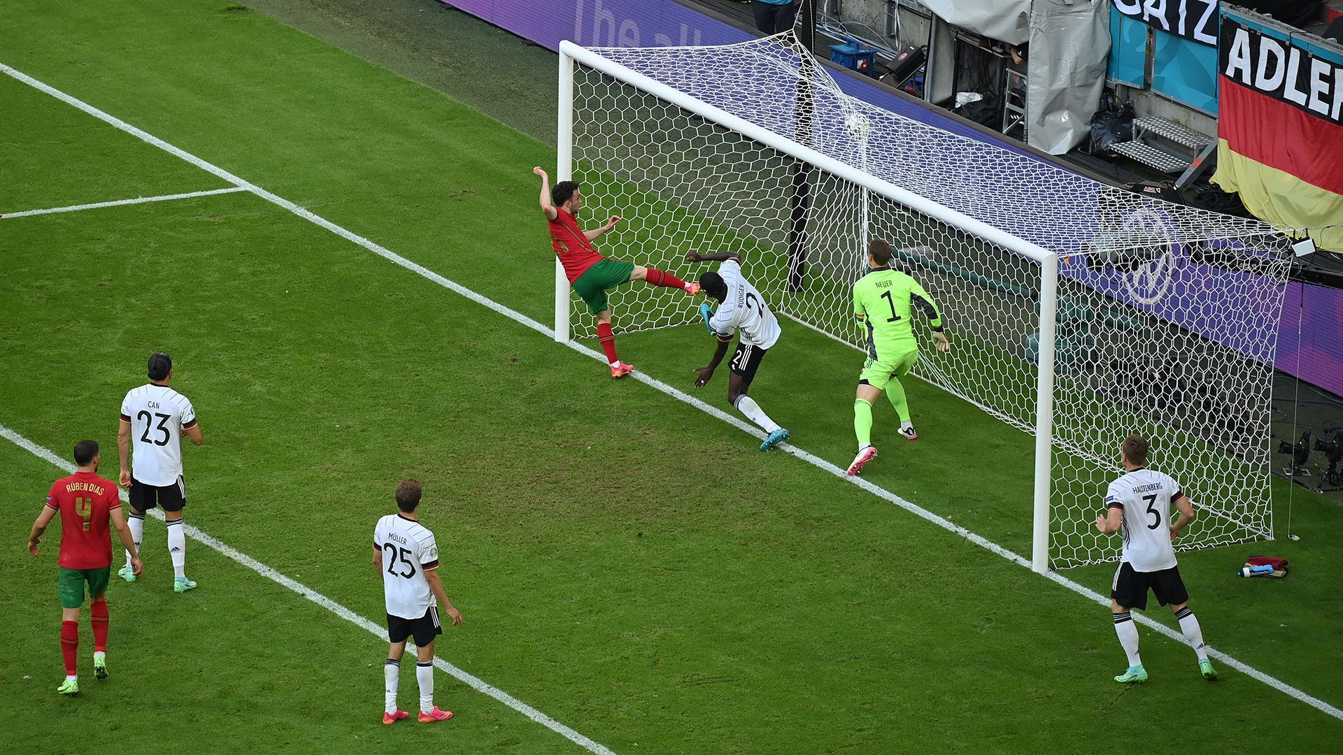 Диогу Жота забил гол в ворота Германии