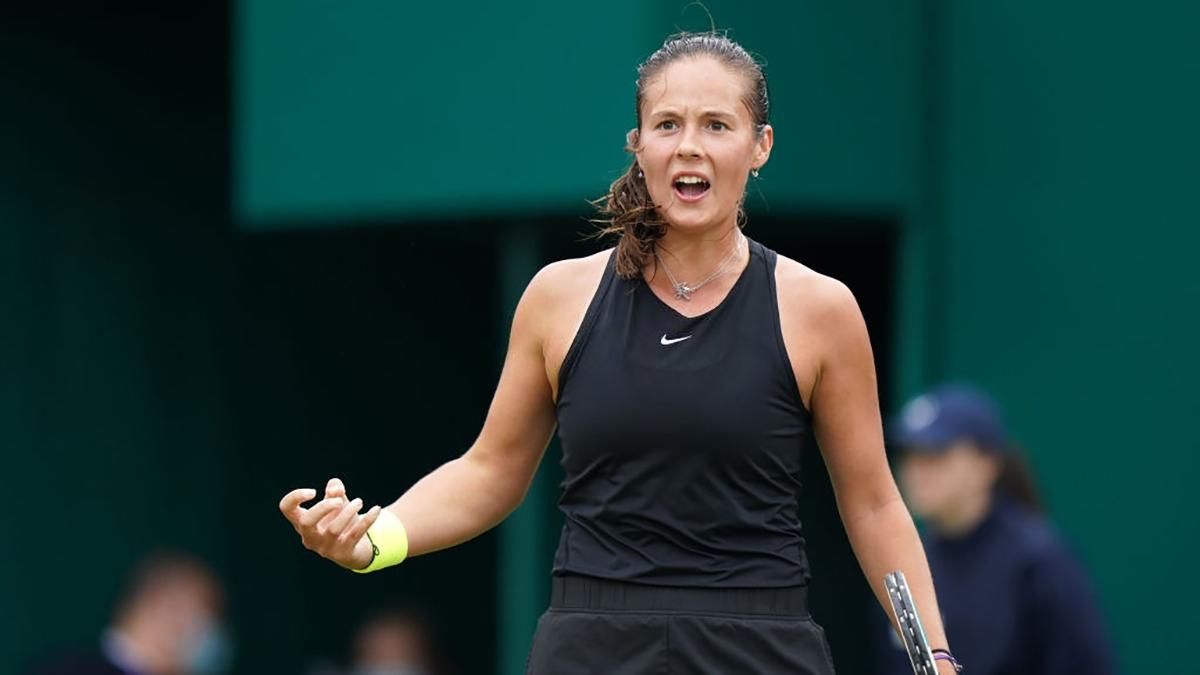 Російська тенісистка нігтями роздерла собі шию під час матчу, їй знадобилася допомога медиків Російська тенісистка нігтями роздерла собі шию під час матчу, їй знадобилася допомога медиків