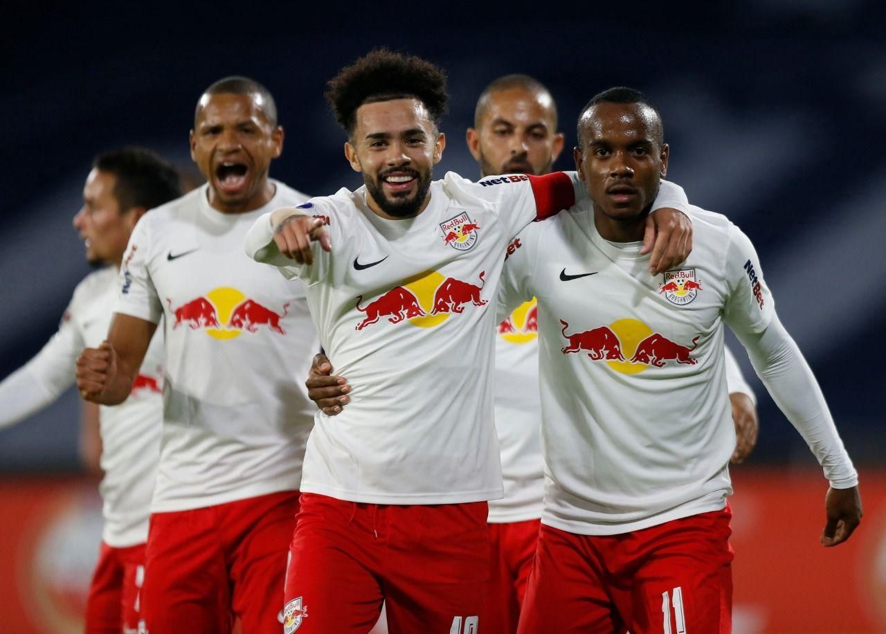 В Бразилии футболист забил шедевральный гол пяткой - видео В Бразилии футболист забил шедевральный гол пяткой - видео