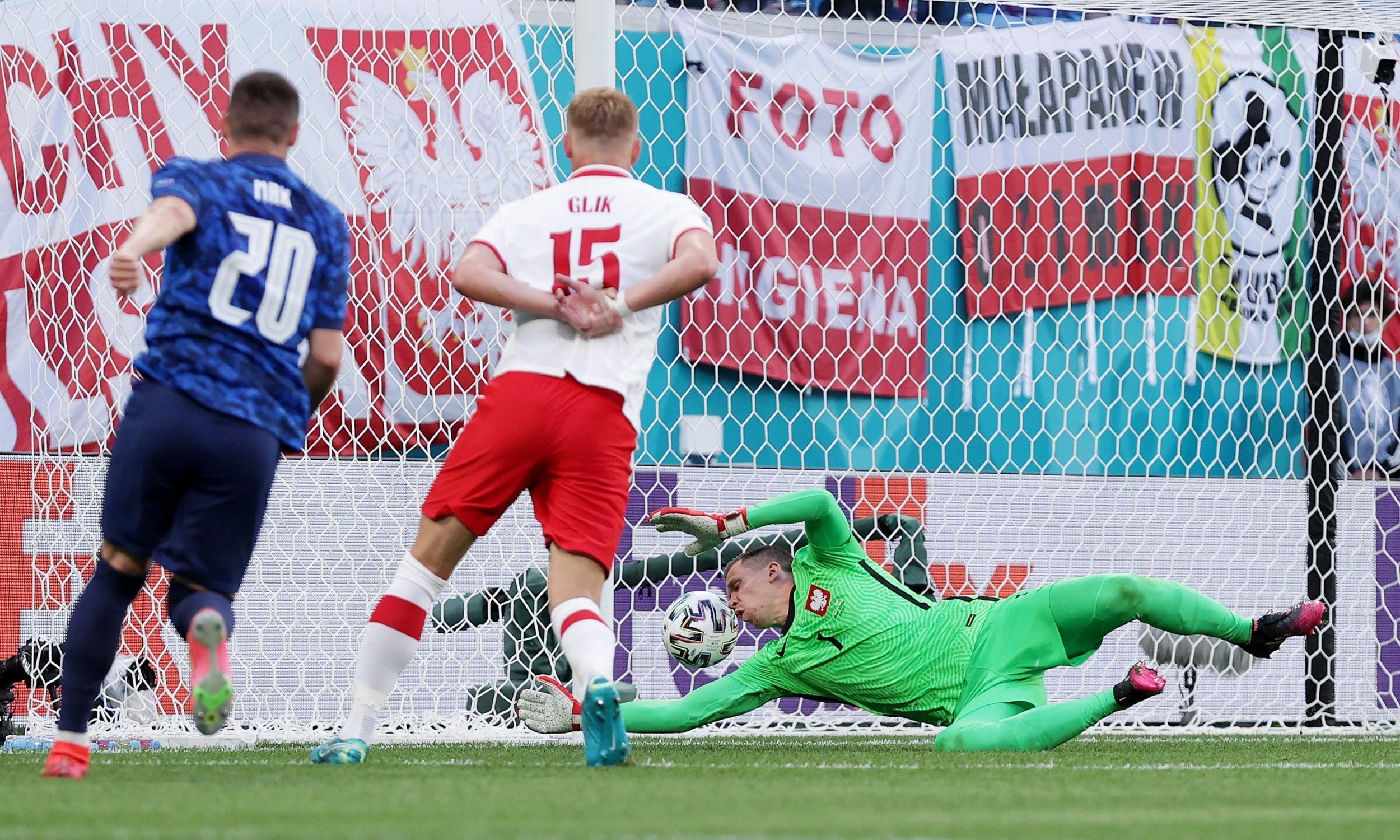 Вратарь Польши Щенсны заметили за курением на Евро-2020: фото Вратарь Польши Щенсны заметили за курением на Евро-2020: фото