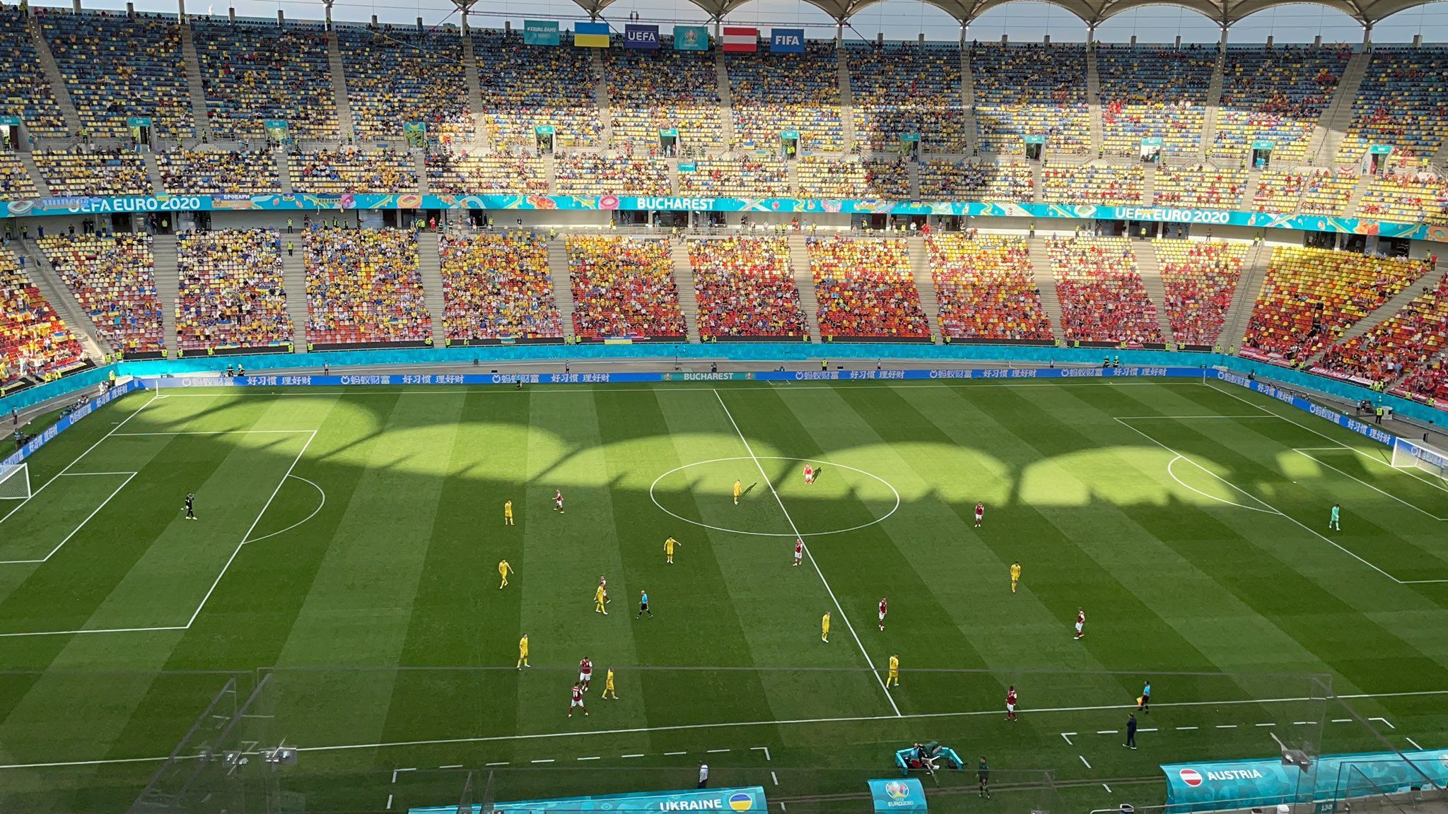 Українські вболівальники виконали гімн на стадіоні в Бухаресті: відео Українські вболівальники виконали гімн на стадіоні в Бухаресті: відео