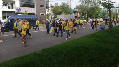 Фани України знову запалили в Бухаресті: організували величезну патріотичну колону – відео 