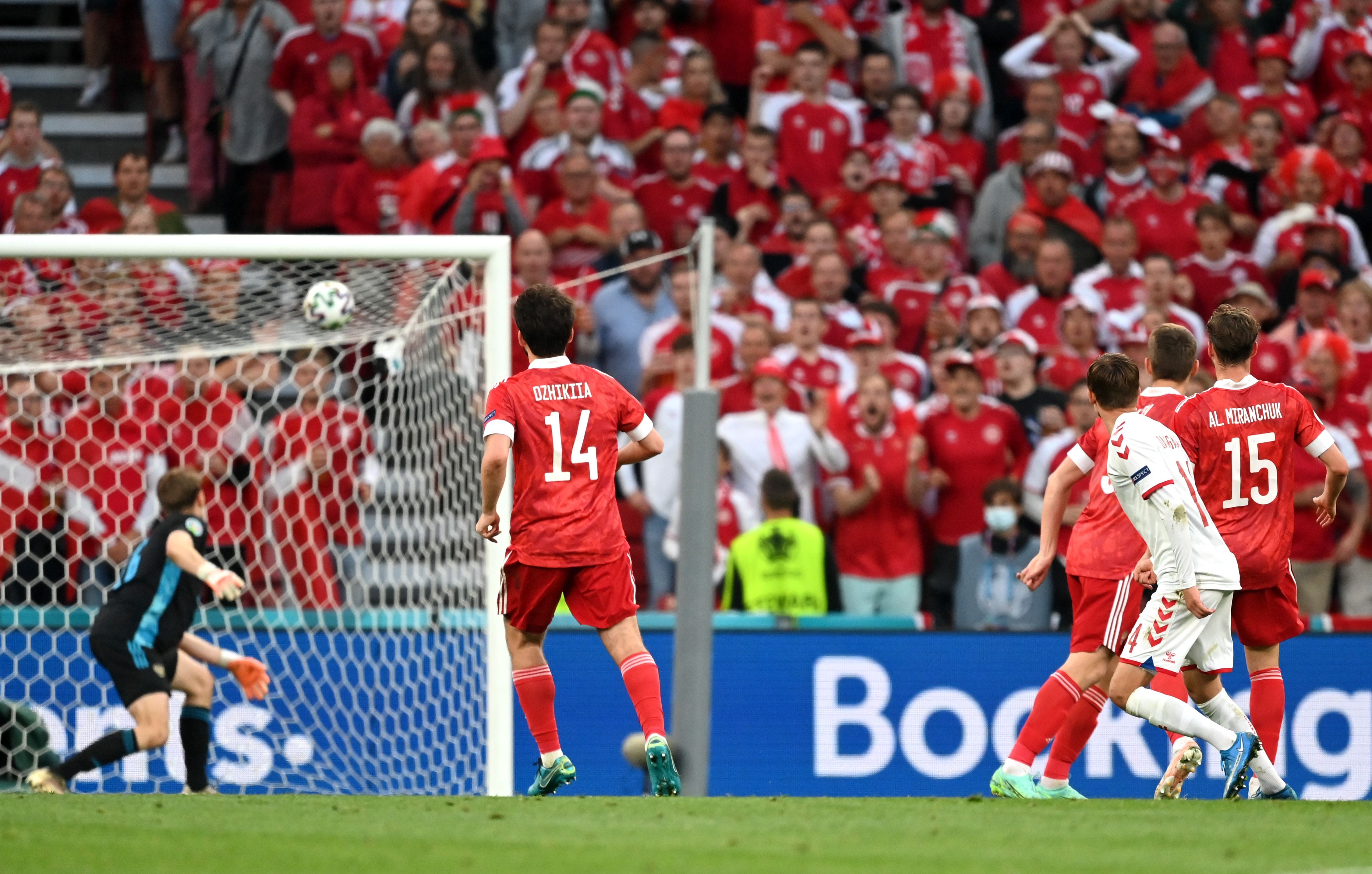 Миккель Дамсгор забил гол в матче Россия - Дания на Евро-2020