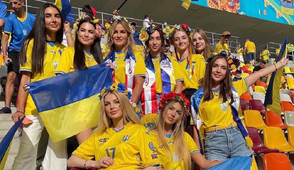 Жены игроков сборной Украины покрасовались на стадионе в Бухаресте